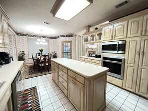 Fridge, microwave, oven, stovetop - Charming 3-bedroom house near AT&T Stadium, Six Flag, DFW Airport (Bedford)