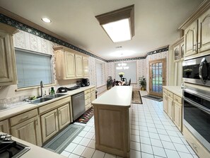 Fridge, microwave, oven, stovetop - Charming 3-bedroom house near AT&T Stadium, Six Flag, DFW Airport (Bedford)