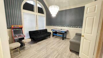 Smart TV, chimenea, videojuegos