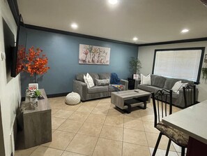 Living area - Charming 2-bedroom house in fabulous Sacramento with AC, WiFi. Full remodeled. (Sacramento)