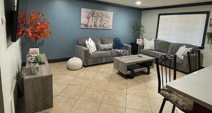 Charming 2-bedroom house in fabulous Sacramento with AC, WiFi. Full remodeled.