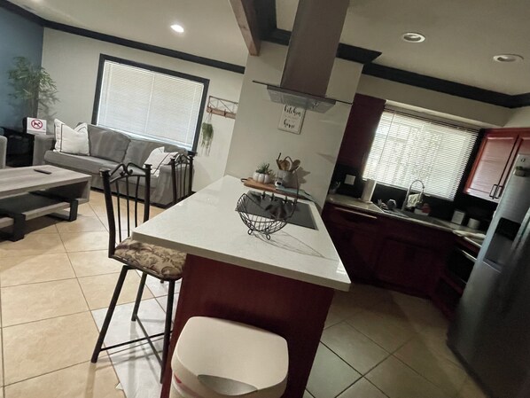 Living area - Charming 2-bedroom house in fabulous Sacramento with AC, WiFi. Full remodeled. (Sacramento)