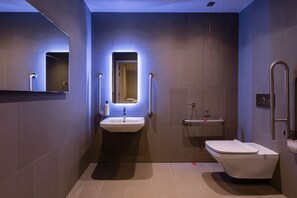 Basic Single room - Accessible Single | Kamar mandi | Shower, perlengkapan mandi gratis, handuk, dan sabun