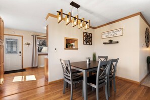 Dining - Spacious 5-bedroom house in welcoming Manhattan (Manhattan)