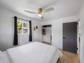 3 habitaciones, tabla de planchar con plancha, wifi y ropa de cama 