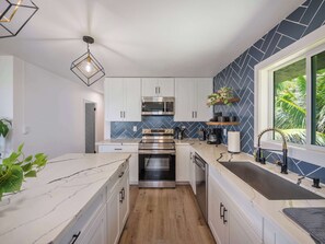 Fridge, microwave, stovetop, dishwasher