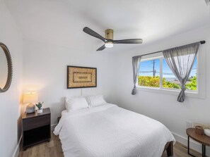 3 bedrooms, iron/ironing board, WiFi, bed sheets - Hawaiian Oceanfront Oasis (Hauula)