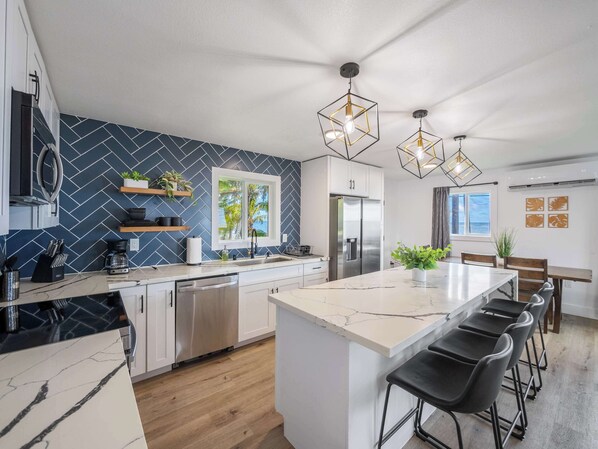 Kjøleskap, mikrobølgeovn, kokeplater og oppvaskmaskin