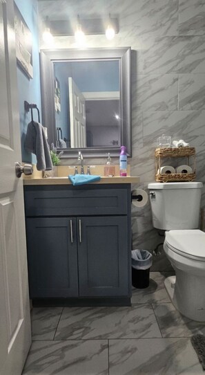 Dusche, Handtücher, Toilettenpapier