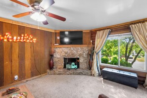 Smart-TV, Kamin, DVD-Player, Bücher