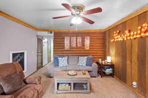 Smart TV, fireplace, DVD player, books - Log Cabin Close to Percy Preist Lake (Nashville)