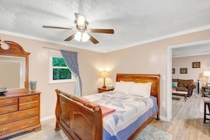 1 bedroom, desk, iron/ironing board, travel cot - Cute, Cozy and Clean (Nashville)