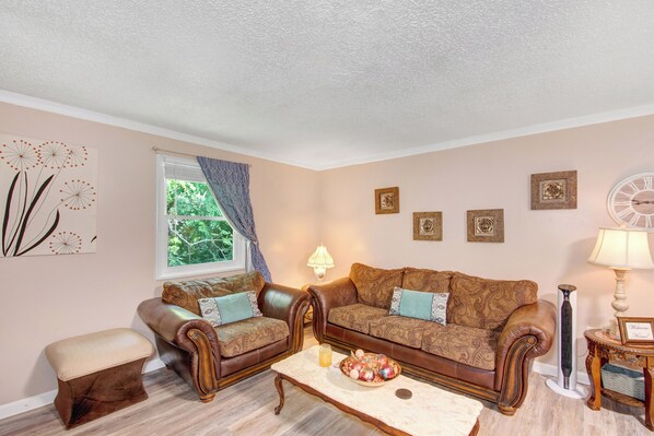 Smart TV, DVD player, offices - Cute, Cozy and Clean (Nashville)