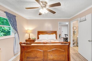 1 chambre, bureau, fer et planche à repasser, lit parapluie