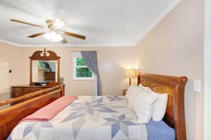 1 habitación, escritorio, tabla de planchar con plancha y cuna de viaje 