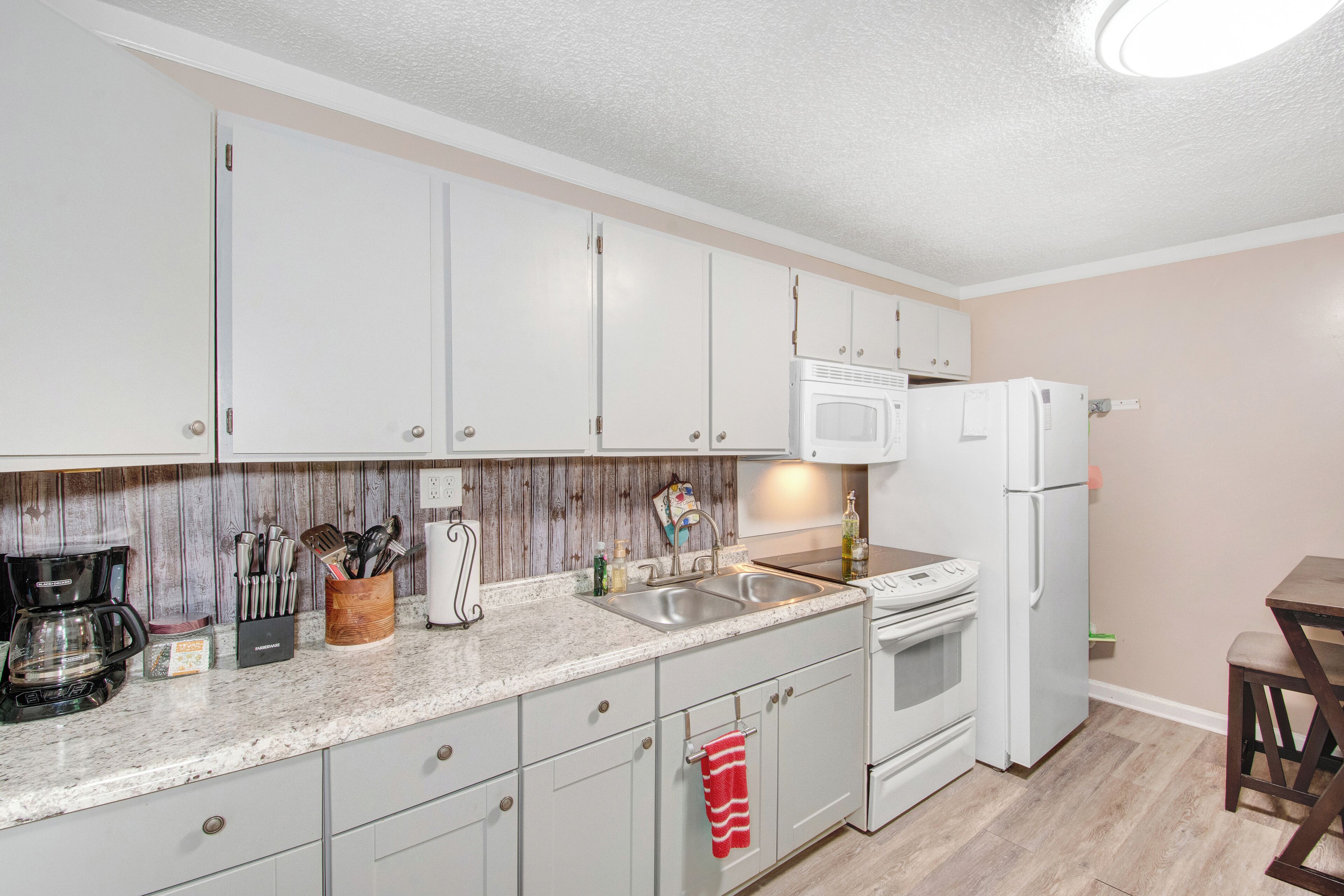 Geladeira, micro-ondas, fogão, cooktop