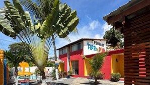 A colorful building with a sign reading "POUSADA Flor de Potosi". - Pousada Flor de Porto (Ipojuca)