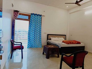 Quarto casal luxo, vista para a cidade | Escrivaninha, espaço de trabalho para notebook, quartos à prova de som