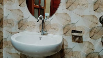 Phòng đôi Deluxe, quang cảnh thành phố | Phòng tắm | Buồng tắm vòi sen, đồ dùng nhà tắm miễn phí, máy sấy tóc