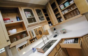 Private kitchen - Copper Lantern - Three bed cottage in the heart of Richmond Hill (Richmond Hill)