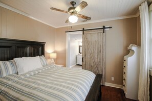 2 bedrooms, iron/ironing board, WiFi, bed sheets - Copper Lantern - Three bed cottage in the heart of Richmond Hill (Richmond Hill)