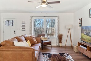 Smart-TV, Videospiele, Tischtennisplatte