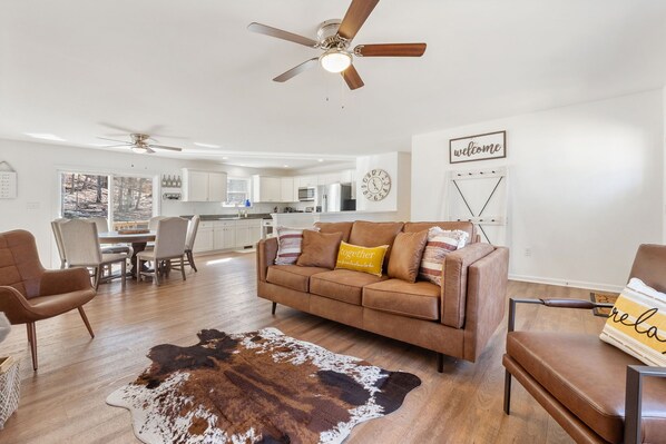 Smart-TV, Videospiele, Tischtennisplatte