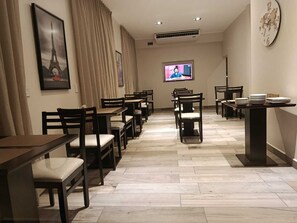 32-inch Smart TV with digital channels, streaming services - Achalay Colonia Dora Hotel Boutique (Colonia Dora)