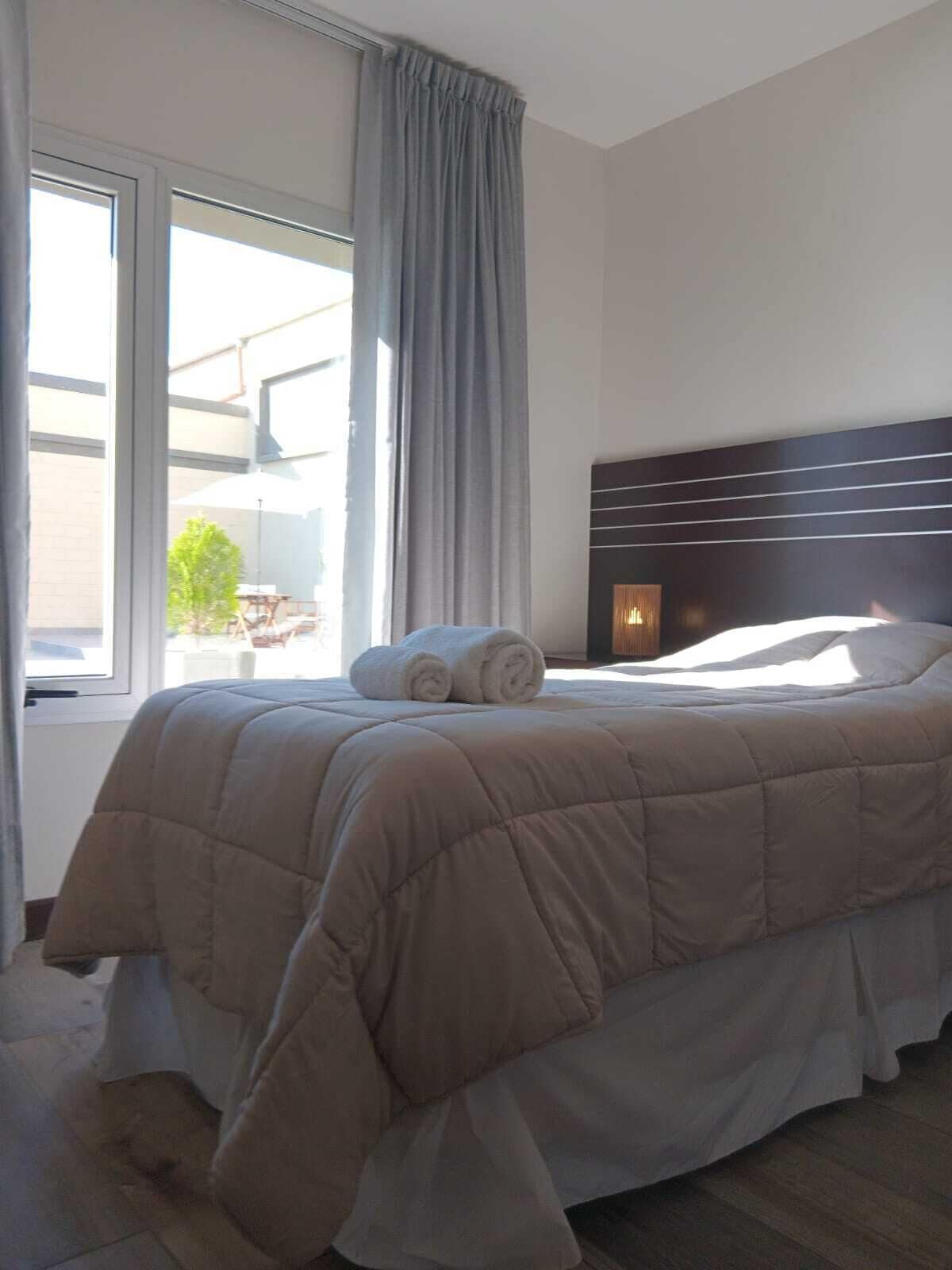 Quarto casal luxo | Lençóis italianos Frette, roupas de cama premium, camas Select Comfort