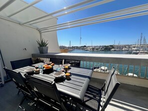 Enjoy al fresco dining with a view of the marina and its boats.