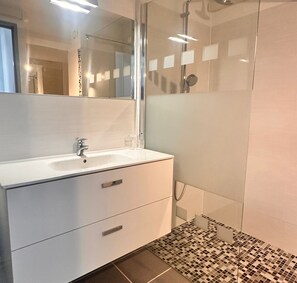 Shower, free toiletries, hair dryer, towels