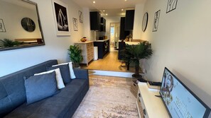 Smart TV - Charming studio in lovely Hampstead Gardens London with WiFi access (London)