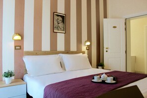 Camera doppia | Una cassaforte in camera, una scrivania, insonorizzazione