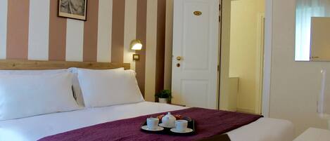 Tweepersoonskamer | Een kluis op de kamer, een bureau, geluiddichte muren