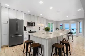 Deluxe House, 4 Bedrooms, Lake View | In-room dining - The Luxe Lake House (Charlevoix)