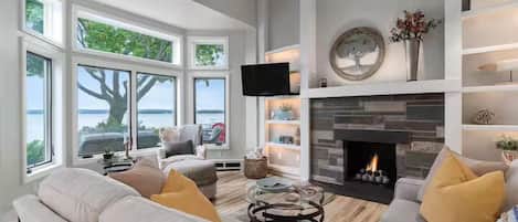 Deluxe House, 4 Bedrooms, Lake View | Living area