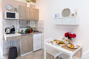 Fridge, microwave, stovetop, coffee/tea maker