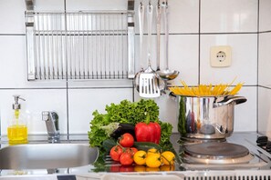 Fridge, microwave, stovetop, coffee/tea maker - Charming studio with sea view, bikes, baby crib, barbecue (Crikvenica)