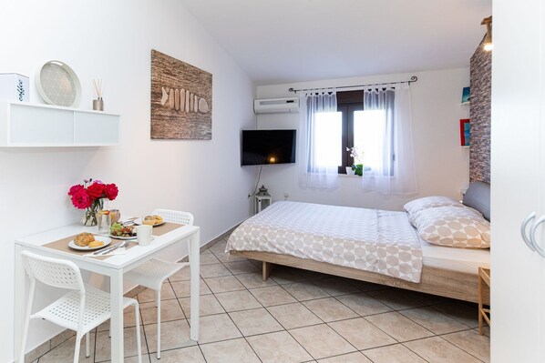 1 bedroom, desk, free WiFi, bed sheets