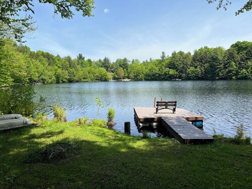 Rustic 4-bedroom cabin, on lake with WiFi, near Adirondacks
A Place to Remember!