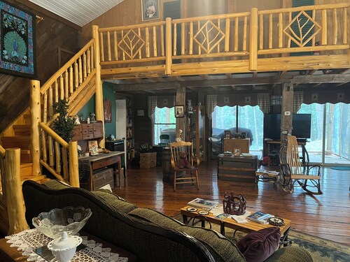 Rustic 4-bedroom cabin, on lake with WiFi, near Adirondacks
A Place to Remember!