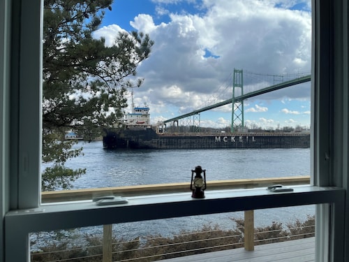 Rustic 4-bedroom cabin, on lake with WiFi, near Adirondacks
A Place to Remember!