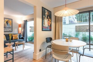 Dining - Hedonist House - Family apartment with terrace for 14 guests (Paris)
