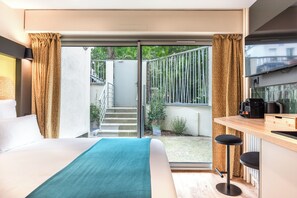 5 bedrooms, iron/ironing board, travel cot, free WiFi - Hedonist House - Family apartment with terrace for 14 guests (Paris)