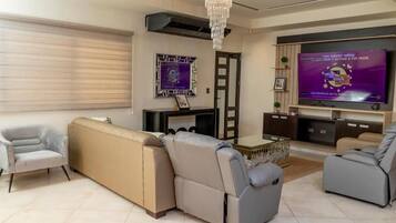 Deluxe Suite, Garden View | Living area