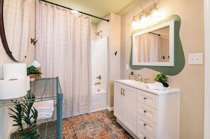 Hair dryer, towels, soap, shampoo - The Flat on Adams (Lebanon)