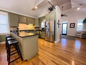 ثلاجة، ميكروويف، فرن، موقد طهي مسطح