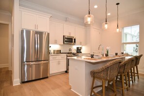 Fridge, microwave, oven, stovetop - Inlet Beach 4BR Home – Perfect for Snowbirds (Inlet Beach)