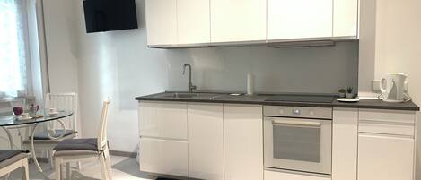 Oven, stovetop, coffee/tea maker, electric kettle