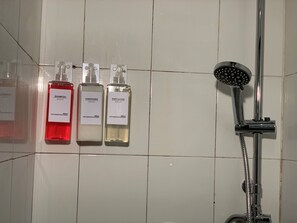 Haartrockner, Bidet, Handtücher, Seife